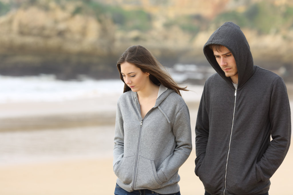 sad-couple-walking